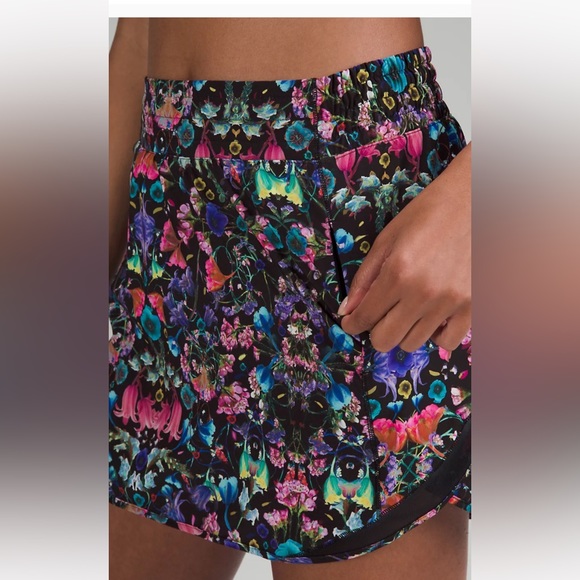 Lululemon Hotty Hot HR Skirt  🌺 🌼🌸 Flower scope 🌸🌼🌺 Blk/multi - Picture 5 of 8
